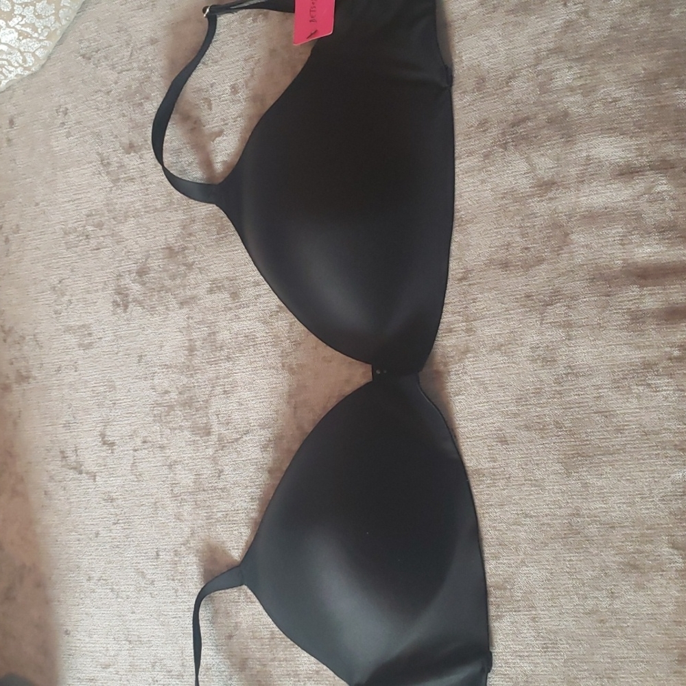 NWT black t-shirt style cups 32DDD wire free perfectly sexy bra